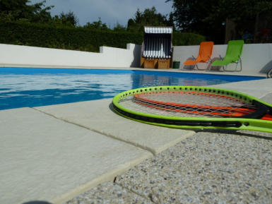 Der Pool mit Strandkorb im Hintergrund