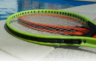 Pool mit Tennisschlger im Vordergrund