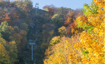 Sessellift im Herbst, Blick von der Talstation hinauf zur Bergstation